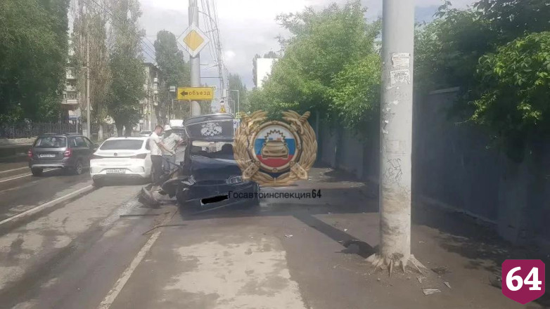«Ладу» смяло в столкновении со столбом на Чернышевского
